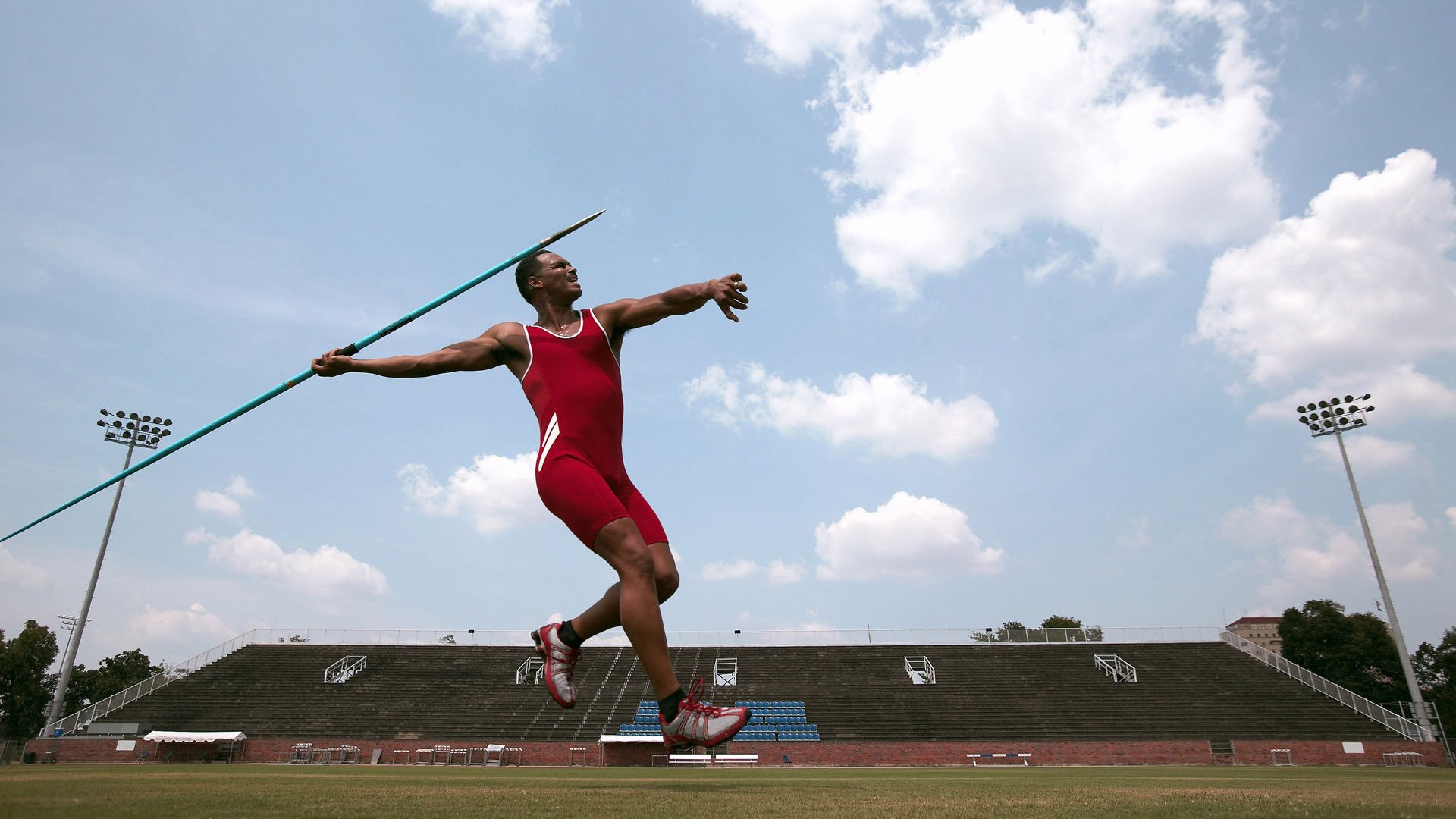 特色足球运动在国际高校中逐渐普及，促进交流融合，足球特色学校主题绘画