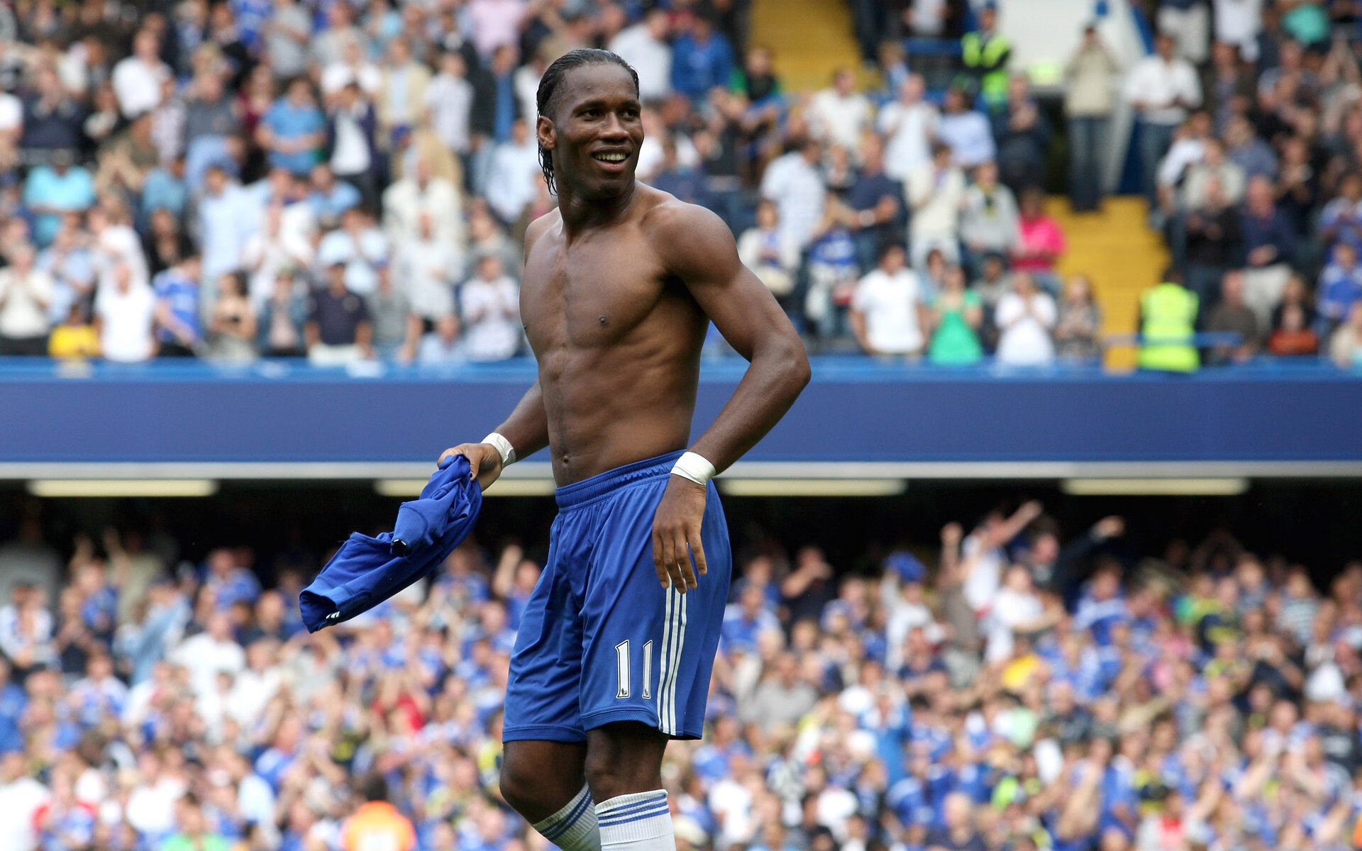 简：凭借敏捷的移动和精准的传球，快速助攻全黑队进攻